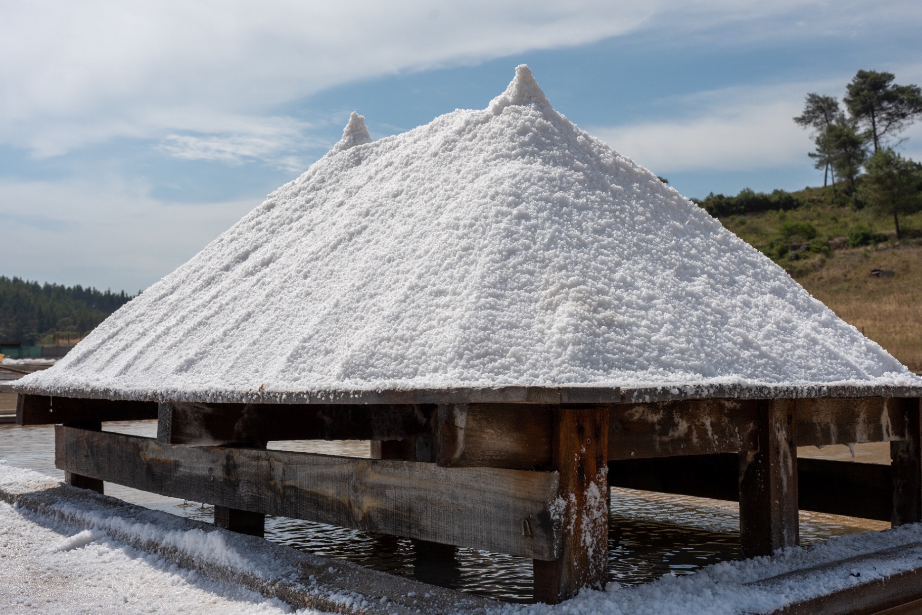 Nahaufnahme eines Holzrechens auf Salzkristallen